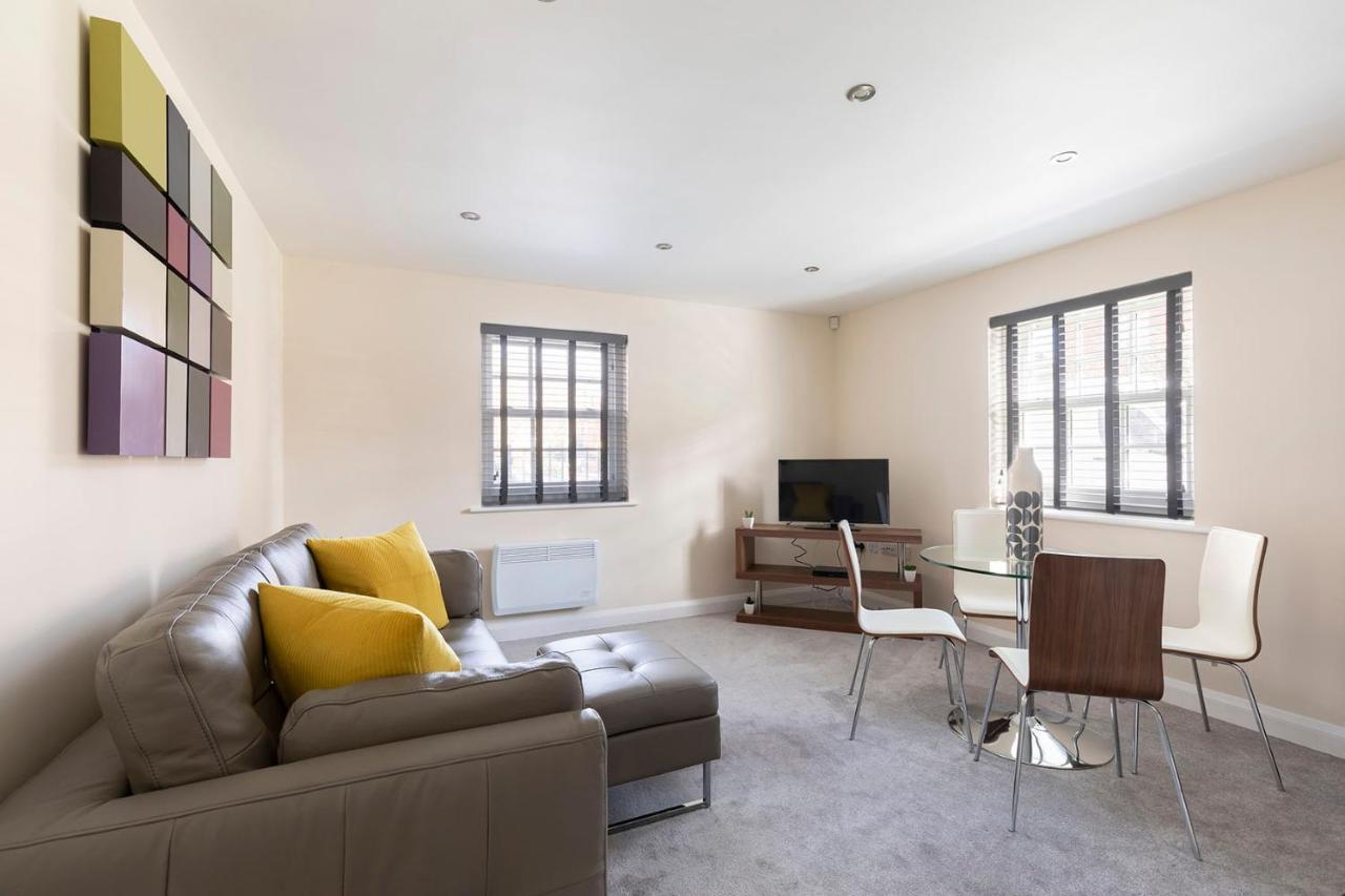 Ground Floor 2 Bedroom Town Centre Apartment *